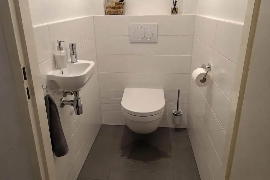 Lekdetectie Doetinchem – natte vloer bij een toilet