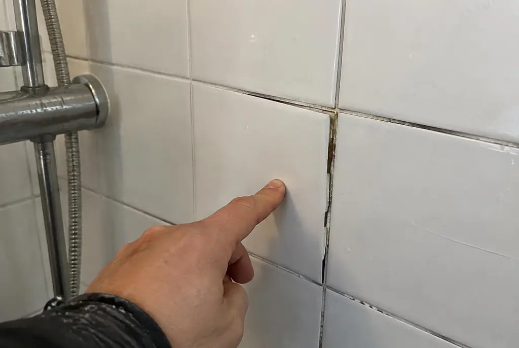 Lekdetectie Doetinchem – losse, holle badkamertegels door een lekkage