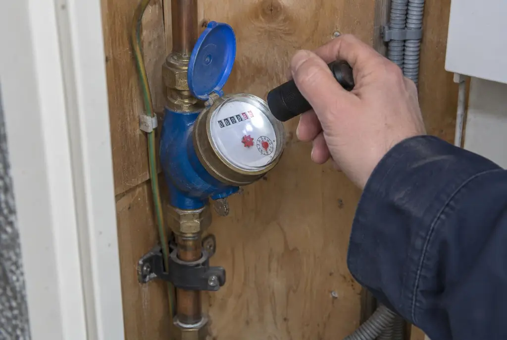 Lekdetectie Doetinchem – watermeter in de meterkast controleren met een zaklamp